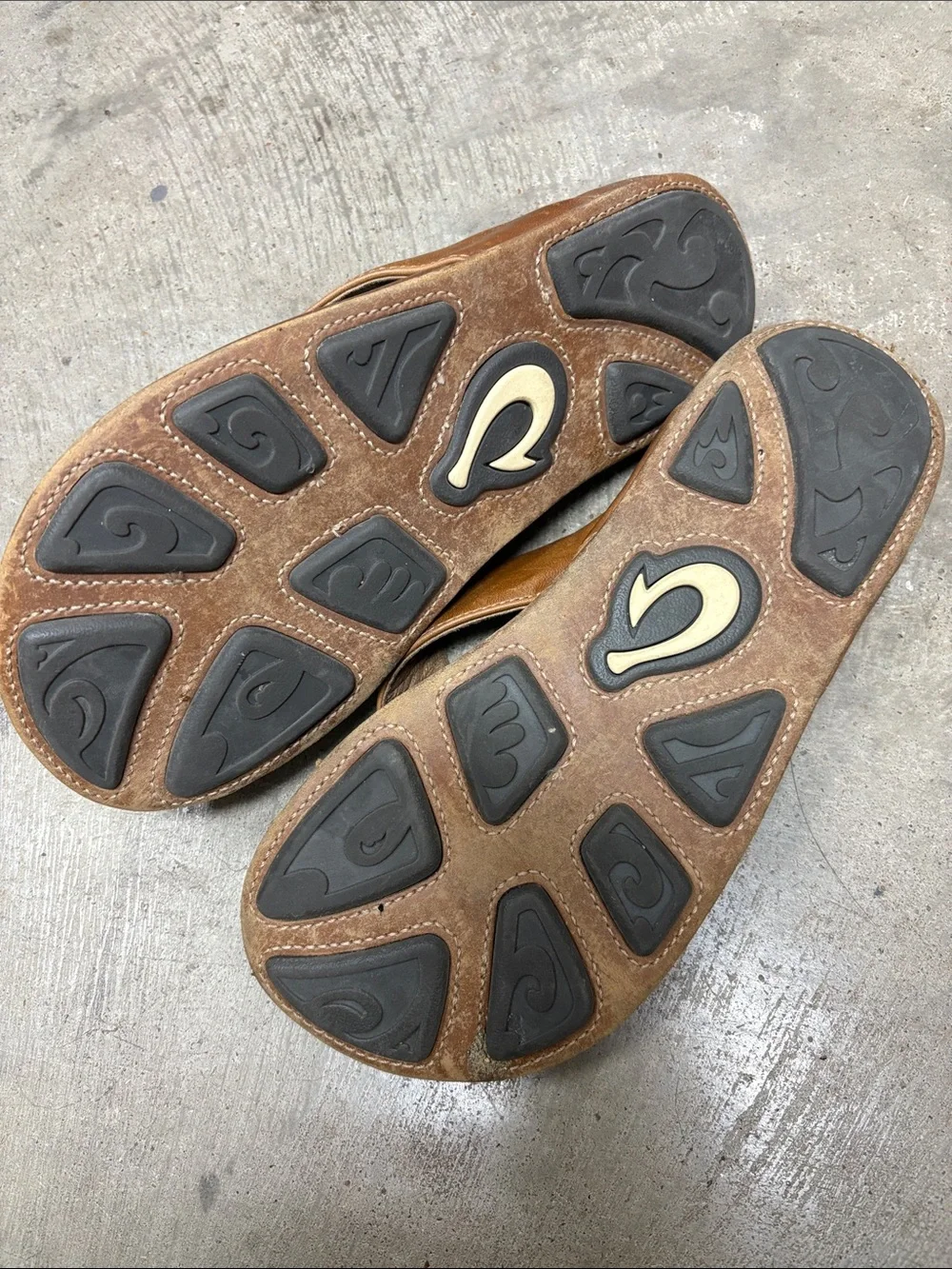 OluKai Men’s Tan/Brown Leather Flip Flops